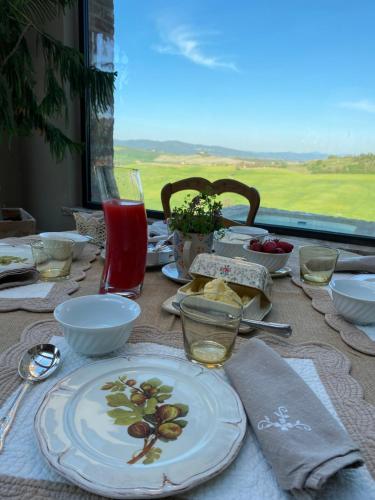 uma mesa com um prato branco com flores em Agriturismo Poggio Il Castellare em Montalcino