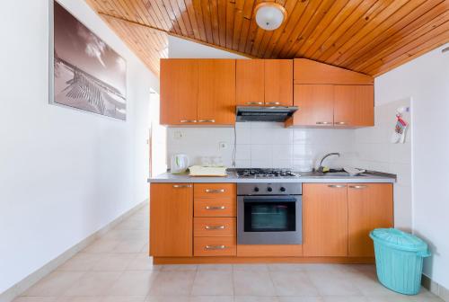 Dapur atau dapur kecil di Apartments Ratko