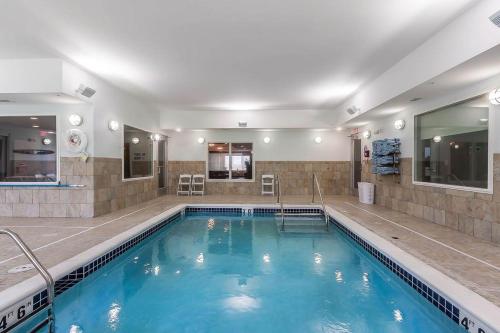 een groot zwembad met blauw water in een hotel bij Lakes Inn at Dunvilla in Dunvilla