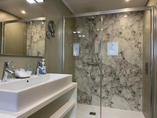 Villa Hotelにあるバスルーム