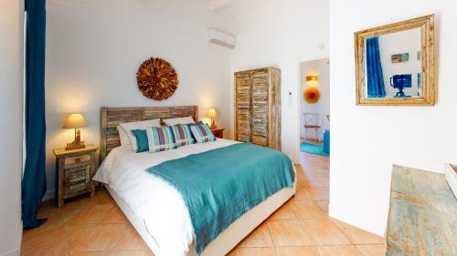 um quarto com uma cama e um espelho em Villa 35 de Saint Aygulf em Saint-Aygulf