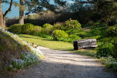 Un jardín fuera de Hotel Meudon