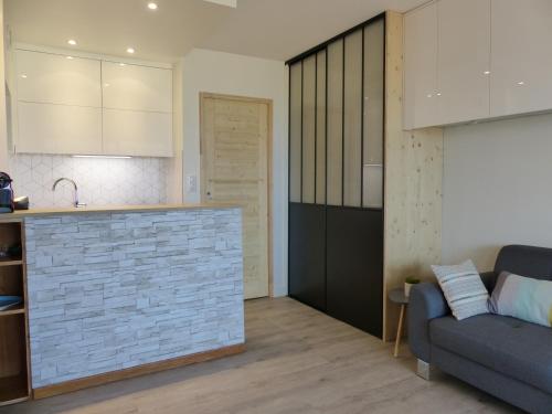 une cuisine et un salon avec un canapé dans l'établissement Appartement 4 Personnes Vue Sur L ocean- Residence Les Terrasses De La Dune, à Capbreton