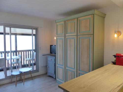 Cette chambre comprend une grande armoire et un balcon. dans l'établissement Appartement 4 Personnes Vue Sur L ocean- Residence Les Terrasses De La Dune, à Capbreton