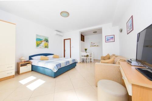 Lacroma Apartments