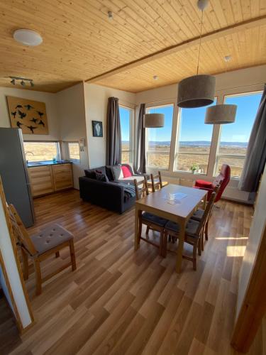 Blue View Cabin 7A With private hot tub في ريكهولت: غرفة معيشة مع طاولة وكراسي
