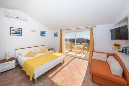Lacroma Apartments
