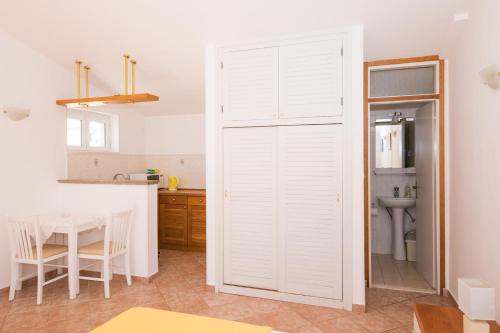 Lacroma Apartments