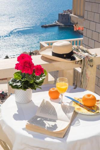 Lacroma Apartments