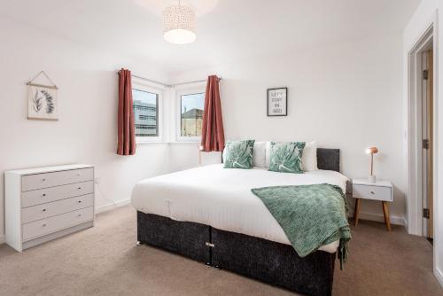 um quarto branco com uma cama e uma janela em Walker Suite No52 - Donnini Apartments em Kilmarnock