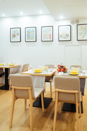 una sala da pranzo con sedie e tavolo con piatti di Victoire & Germain a Parigi