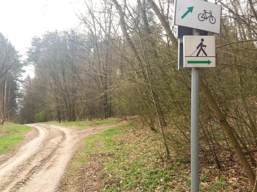 a sign on the side of a dirt road at Dworek Akacja uslugi hotelarskie in Janowiec