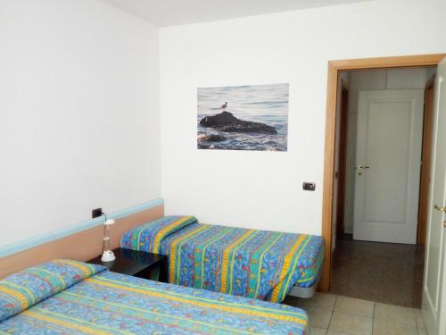una camera d'albergo con due letti e una foto a parete di My Sea House a Gabicce Mare