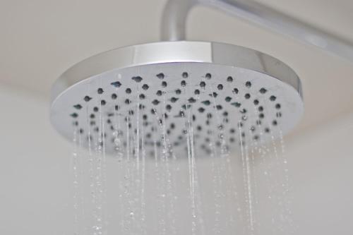 een douchekop met druppelend water bij Barcelona City Centre Hostal in Barcelona