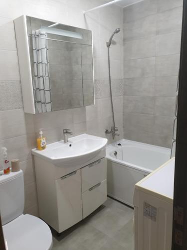 uma casa de banho com um lavatório, um WC e uma banheira em Квартира на бульваре Вечернем em Krivoy Rog