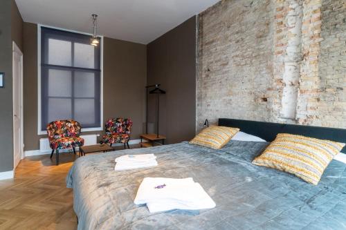 Una cama o camas en una habitación de Stadslogement Hoogend