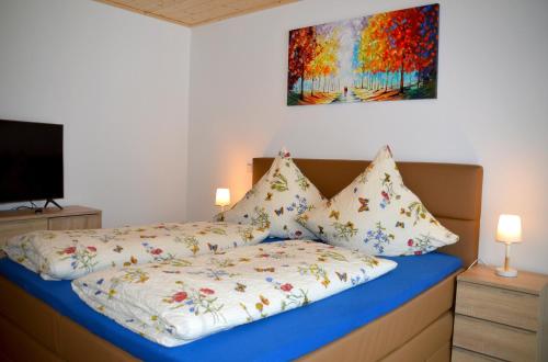 una camera da letto con un letto e un dipinto sul muro di Frankenhaus a Höchstädt bei Thiersheim