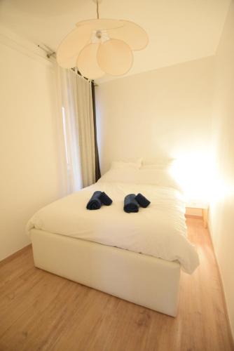 - une chambre avec un lit blanc et 2 verres dans l'établissement Nice Renting - BARILLERIE - COZY LOFT OLD NICE - SEA FRONT - SALEYA - MASSENA, à Nice