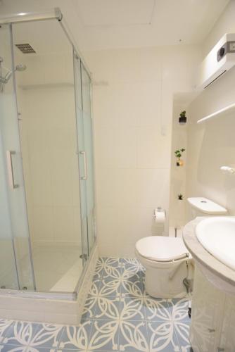 une salle de bain avec une douche, des toilettes et un lavabo dans l'établissement Nice Renting - BARILLERIE - COZY LOFT OLD NICE - SEA FRONT - SALEYA - MASSENA, à Nice