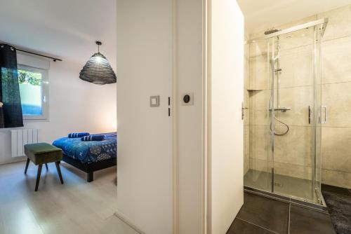 une salle de bain avec douche et une chambre avec un lit dans l'établissement La terrasse du Thiou, à Annecy