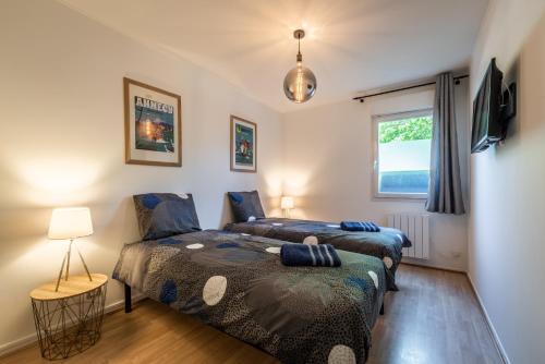 une chambre avec deux lits et une fenêtre dans l'établissement La terrasse du Thiou, à Annecy