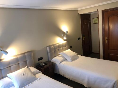 Cama o camas de una habitación en Hostal Astoria