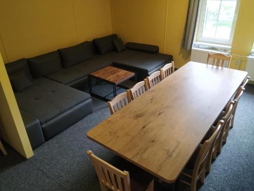 uma sala de estar com uma mesa de madeira e um sofá em Chata Diana em Loučná nad Desnou