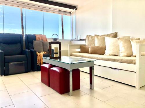Ruang duduk di Beach Front Apartment-1st Line