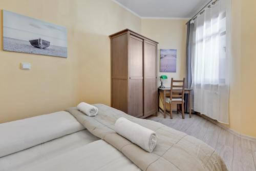 1 dormitorio con 1 cama grande y 2 almohadas blancas en Grand Apartments - Neptun Park Jelitkowo - Prowansja, en Gdansk