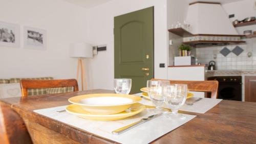 un tavolo con ciotola, piatti e bicchieri di Italianway - Sertorelli 2 a Bormio