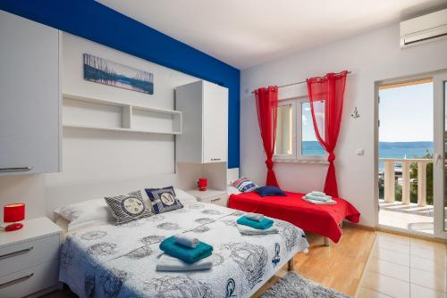 Postel nebo postele na pokoji v ubytování J.B. Beachfront Suites