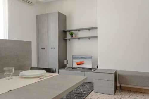 a living room with a table and a tv at RESIDENZE ARANCIO - Narramondo Villas in Giulianova