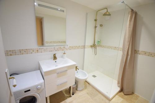 La salle de bains est pourvue d'un lavabo et d'une douche. dans l'établissement Nice Renting - PAIROLIERE - SPACIOUS FLAT - OLD NICE - MASSENA - TERRACE, à Nice