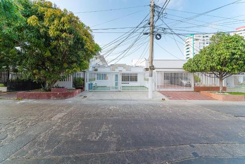 バランキージャにあるHotel Ayenda Casa Paraiso 1327の白柵前空き道