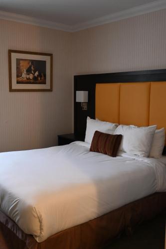 Ένα ή περισσότερα κρεβάτια σε δωμάτιο στο The Gananoque Inn