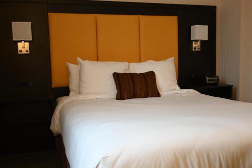 Ένα ή περισσότερα κρεβάτια σε δωμάτιο στο The Gananoque Inn