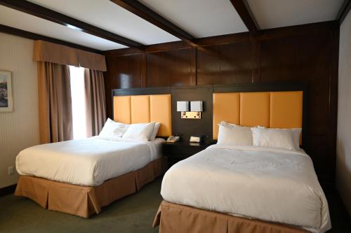 Ένα ή περισσότερα κρεβάτια σε δωμάτιο στο The Gananoque Inn