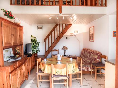 - une cuisine et une salle à manger avec une table et un canapé dans l'établissement Holiday Home Les Lauriers Roses by Interhome, à Saint Cyprien Plage