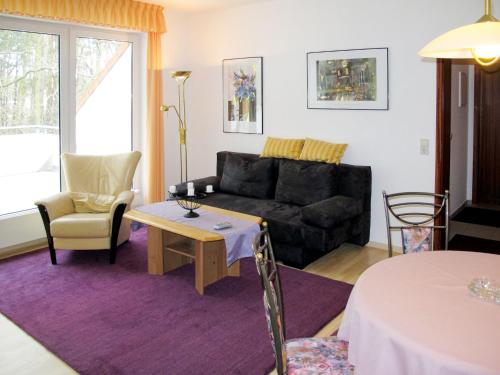 Apartment Glowe - GLW654 by Interhome في Klein Gelm: غرفة معيشة مع أريكة وطاولة