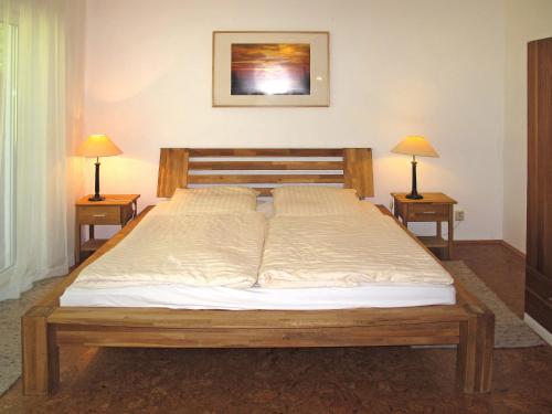 ein Schlafzimmer mit einem Bett mit zwei Lampen an zwei Tischen in der Unterkunft Apartment Glowe - GLW662 by Interhome in Glowe