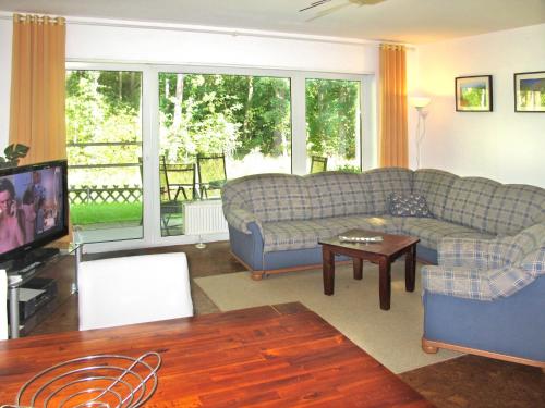 ein Wohnzimmer mit einem Sofa und einem Tisch in der Unterkunft Apartment Glowe - GLW662 by Interhome in Glowe