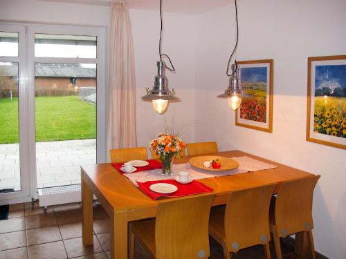 una sala da pranzo con tavolo e sedie in legno di Apartment Kap Arkona by Interhome a Breege