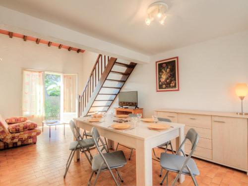 サン・シプリアン・プラージュにあるHoliday Home Les Villas de l'Aygual by Interhomeのキッチン、ダイニングルーム(テーブル、椅子付)
