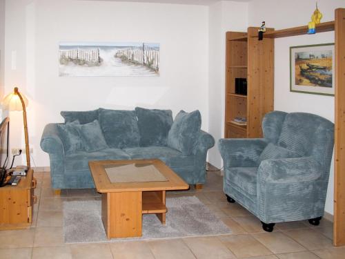 ツェンピンにあるApartment Achterwasser - ZEM104のリビングルーム(ソファ、椅子2脚、テーブル付)