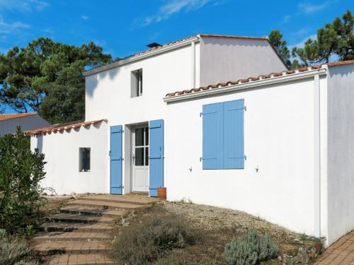 Maison blanche avec volets bleus dans l'établissement Holiday Home Les Brisans by Interhome, à La Tranche-sur-Mer