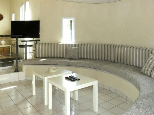 un salon avec un canapé et une table dans l'établissement Holiday Home Les Brisans by Interhome, à La Tranche-sur-Mer