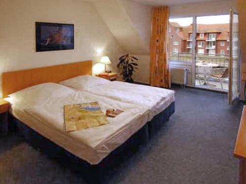 ウッカーミュンデにあるApartment Lagunenstadt Ueckermünde-2 by Interhomeのベッドルーム1室(ベッド1台、大きな窓付)