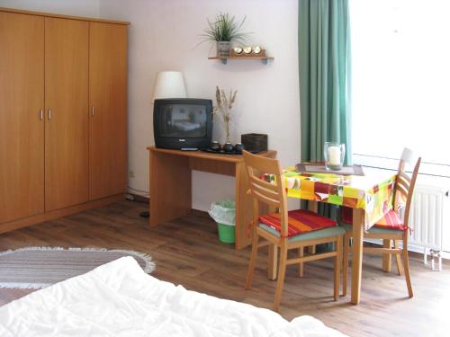un salon avec une table à manger et une télévision dans l'établissement Apartment Lagunenstadt Ueckermünde-1 by Interhome, à Ueckermünde