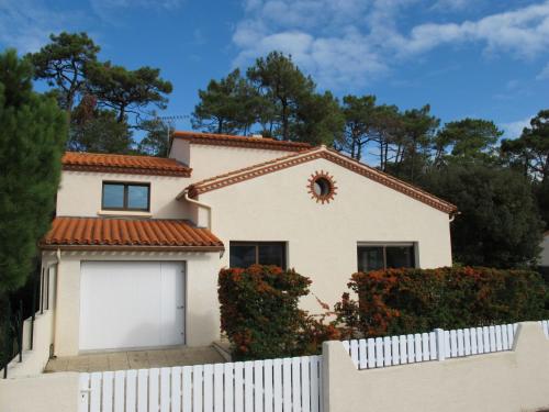 ein weißes Haus mit einem weißen Zaun in der Unterkunft Holiday Home Les Bars by Interhome in La Tranche-sur-Mer