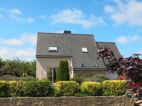 une maison avec un toit gris et des buissons dans l'établissement Holiday Home Palacret - TGP306 by Interhome, à Trégastel-Plage